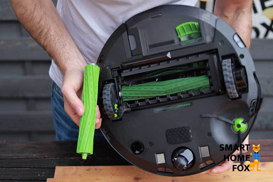 Die Gummibürsten des iRobot Roomba j7 werden entnommen